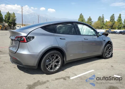 2025 Tesla Model Y z USA, uszkodzony, nr VIN 7SAYGDED4SF320852